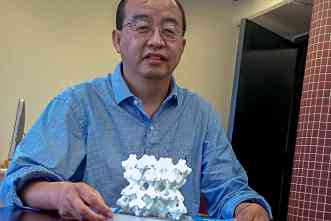 Zhou lands $1.2M grant to improve devices for storing hydrogen power