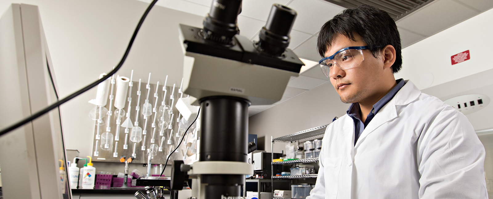 Researcher in front of a microscope